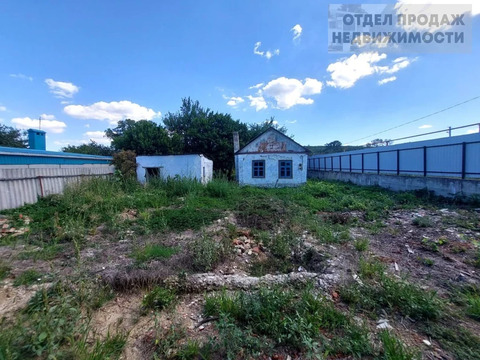 Небольшой дом с большим участком земли