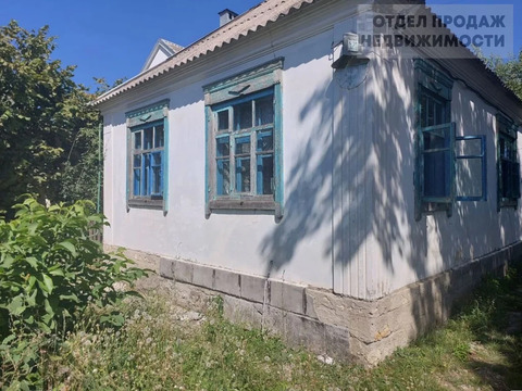 Дом на асфальтированной дороге