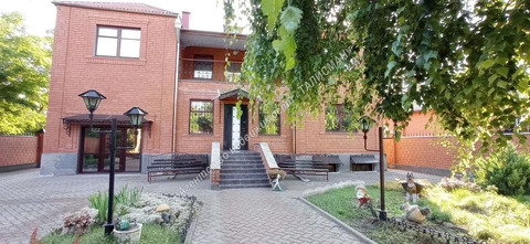Продается двух этажный кирпичный дом ближайшем пригороде г.Таганрога