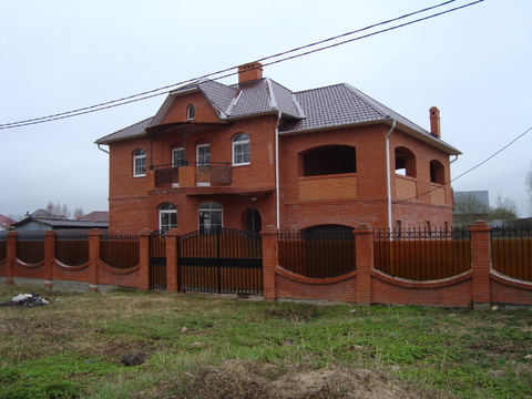 3-уровневый кирпичный дом Серпуховский район, п.Большевик