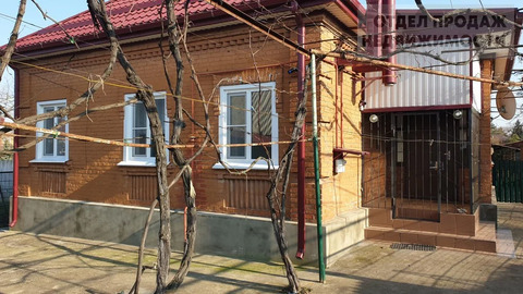 Кирпичный дом в городе