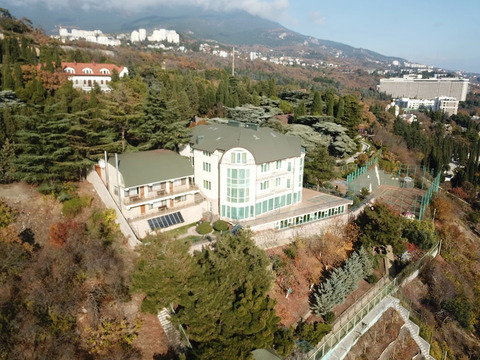 Дом 1600 м2 на участке 40 соток