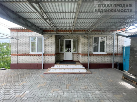 Дом с прудом на участке