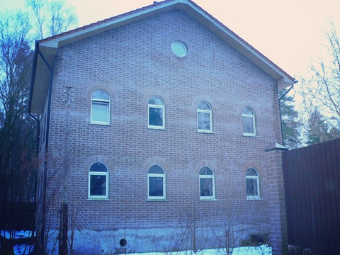 Продается 2-х этажный кирпичный дом (без отделки) в п. Быково, 9 соток